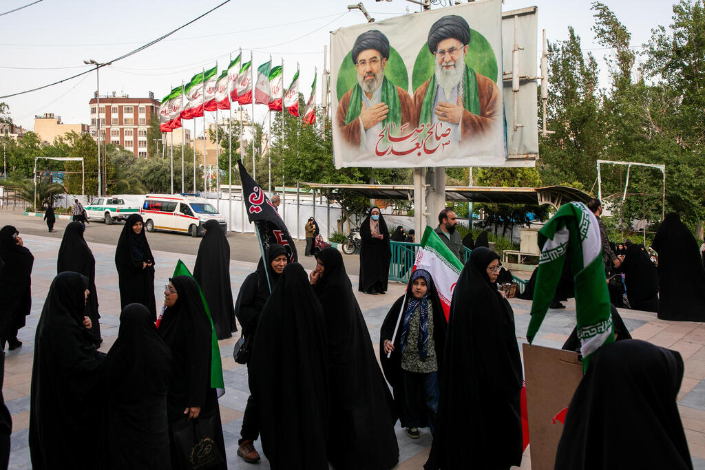 Photo: Majid Saeedi/Getty Images תומכי משטר בטהרן