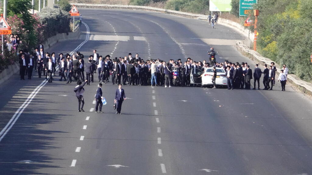 Photo: Shaul Golan הפגנת החרדים וחסימת הכביש בצומת גנות