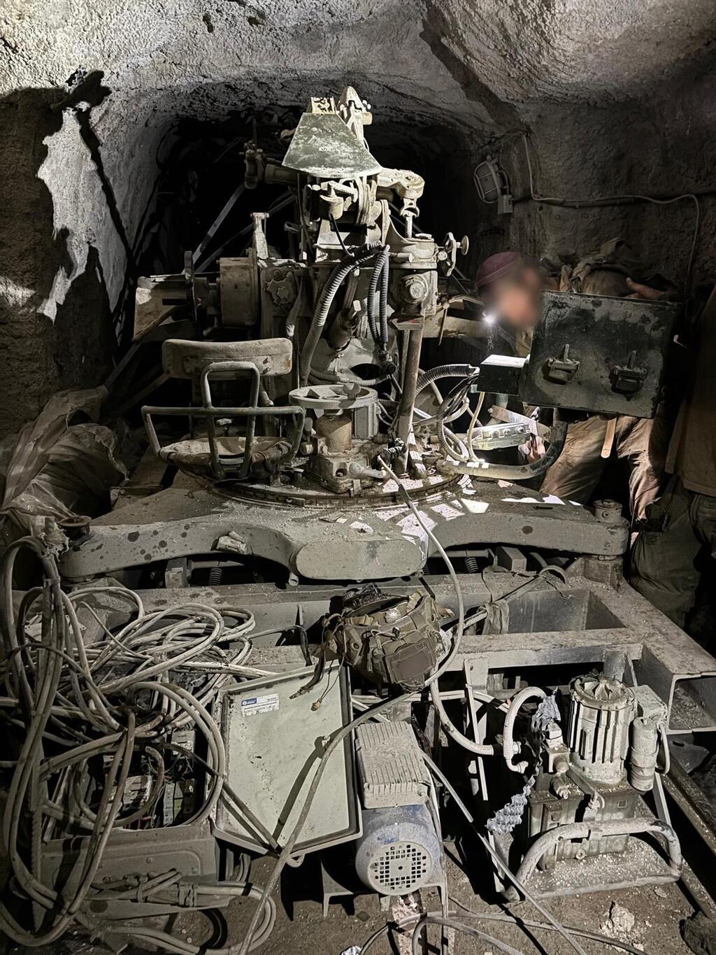 Tunnel discovered during the fighting in southern Lebanon (Photo: IDF Spokesperson's Unit) אחד התוואים התת-קרקעיים ואמצעי הלחימה שאותרו בu