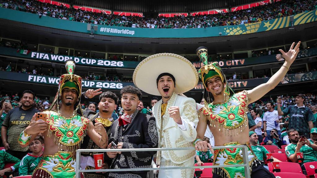 Everything is ready. Mexico fans in the stadium (Photo: Oz Moalem) אוהדי מקסיקו אצטדיון אצטקה מונדיאל 2026