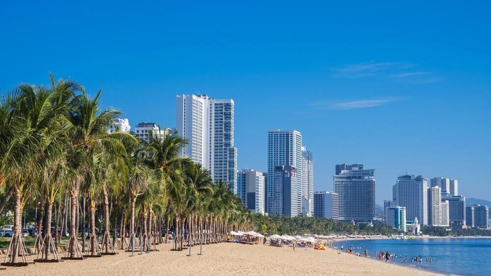 Прибрежная полоса Нячанга с гостиничными небоскребами (Фото: alexkoral, shutterstock) Прибрежная полоса Нячанга с гостиничными небоскребами
