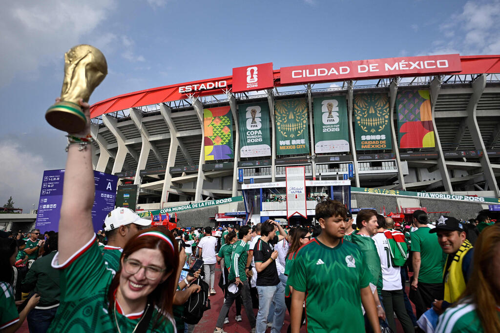 Dreaming big. Mexico fans outside the stadium (Photo: Alfredo ESTRELLA / AFP) אוהדי מקסיקו ליד אצטדיון האצטקה מונדיאל 2026