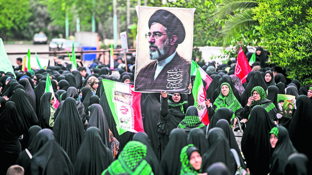 Regime supporters in Iran (Photo: Majid Saeedi/Getty Images) תומכי משטר בטהרן