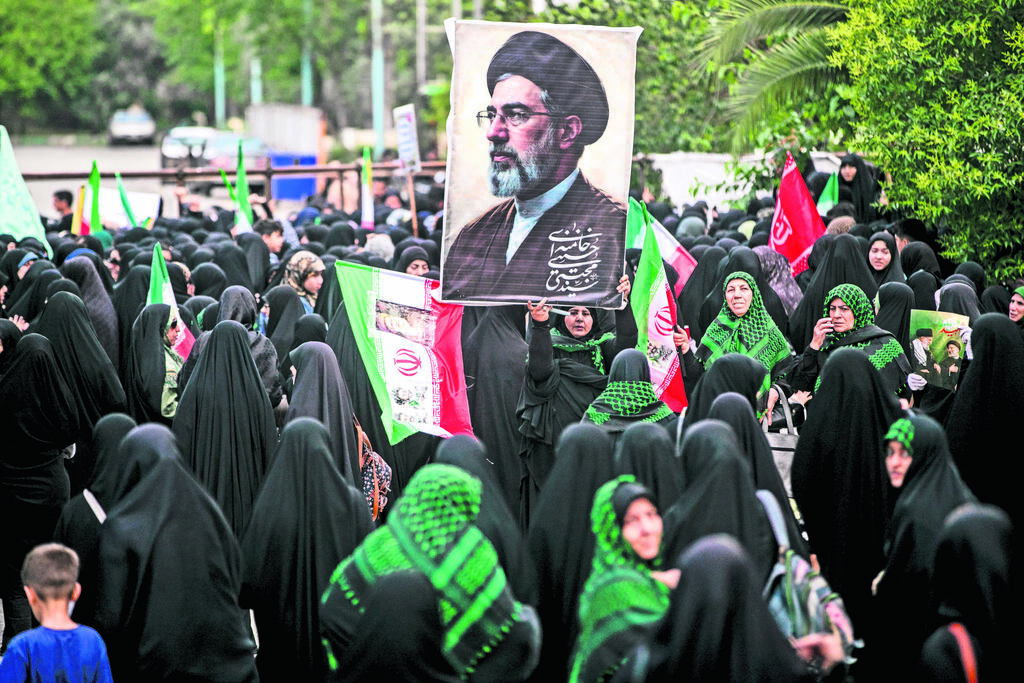 Iranian regime supporters in Tehran (Photo: Majid Saeedi/Getty Images) תומכי משטר בטהרן