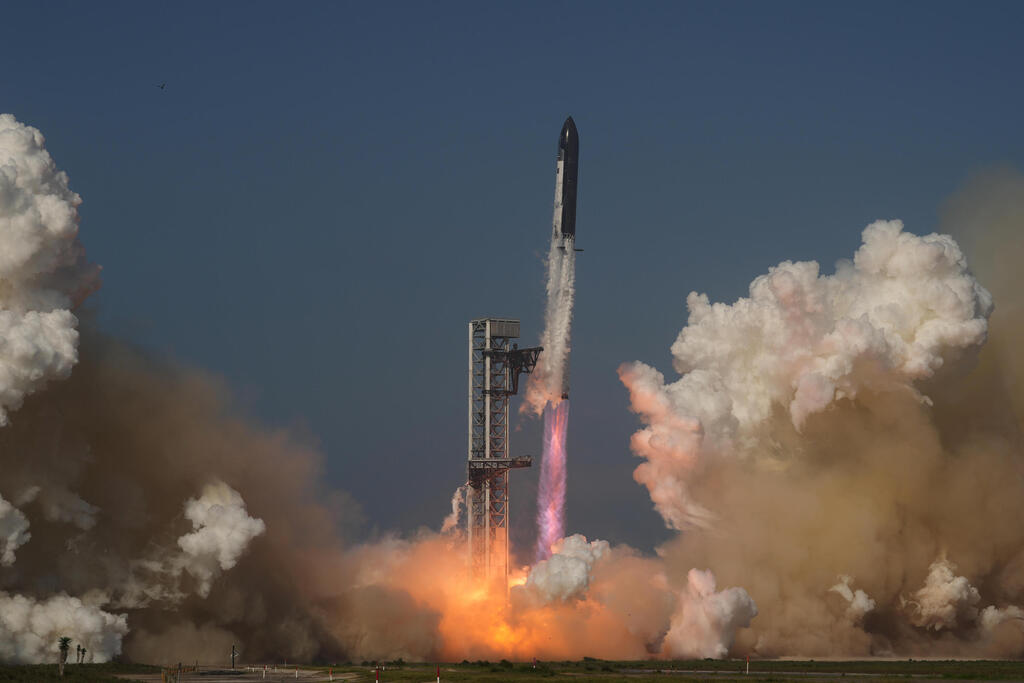 To the moon and back, over 200 times (Photo: Eric Gay/AP) שיגור סטארשיפ