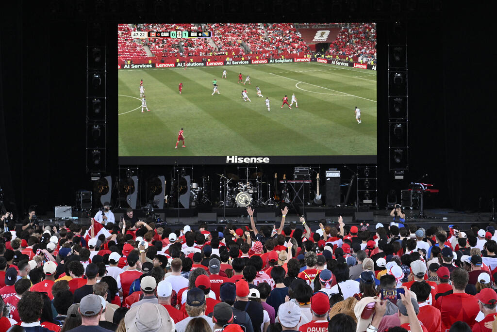 Fans watching World Cup match, Friday (Photo: REUTERS/Jennifer Gauthier) אוהדי קדנה צופים במשחקה הראשון במונדיאל, אתמול