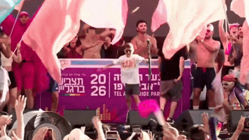   ילד רוקד במצעד הגאווה