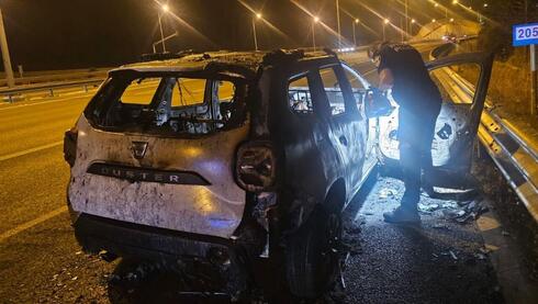 חשד לפגע וברח ליד יקנעם: הנהג שהתנגש באופנוען ונמלט הצית את רכבו - ונעצר