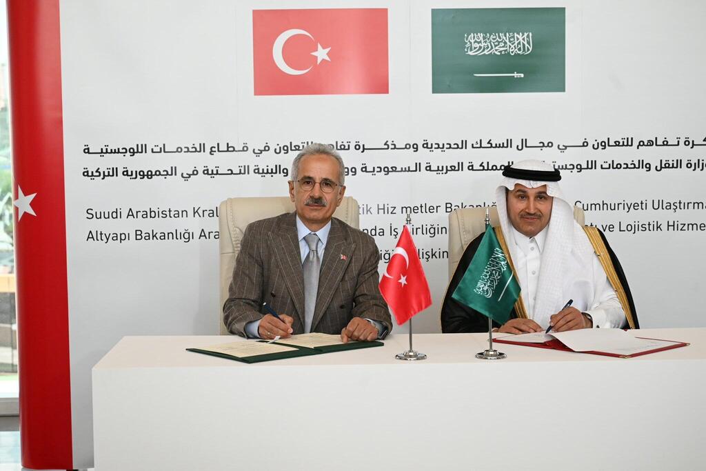 Turkish Transport and Infrastructure Minister Abdulkadir Uraloglu and Saudi Transport and Logistics Minister Saleh Al-Jasser שר התחבורה של טורקיה עבד אל-קאדר אוראלוגלו ם שר התחבורה של סעודיה סאלח אל-ג'אסר
