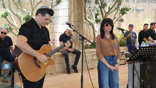 המוזיקאית והזמרת אסתר שמיר מובאת למנוחות