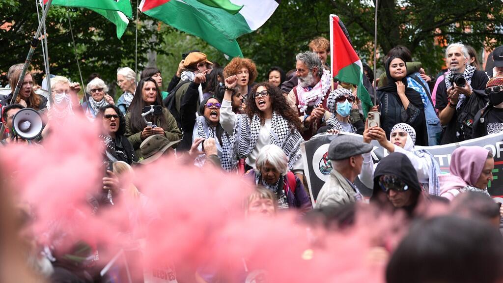 Pro-Palestinian protest outside the London court where the Elbit factory raiders were sentenced (Photo: PA) הפגנה פרו-פלסטינית מחוץ לבית המשפט בלונדון שבו נשמע גזר הדין של הפורצים למפעל אלביט
