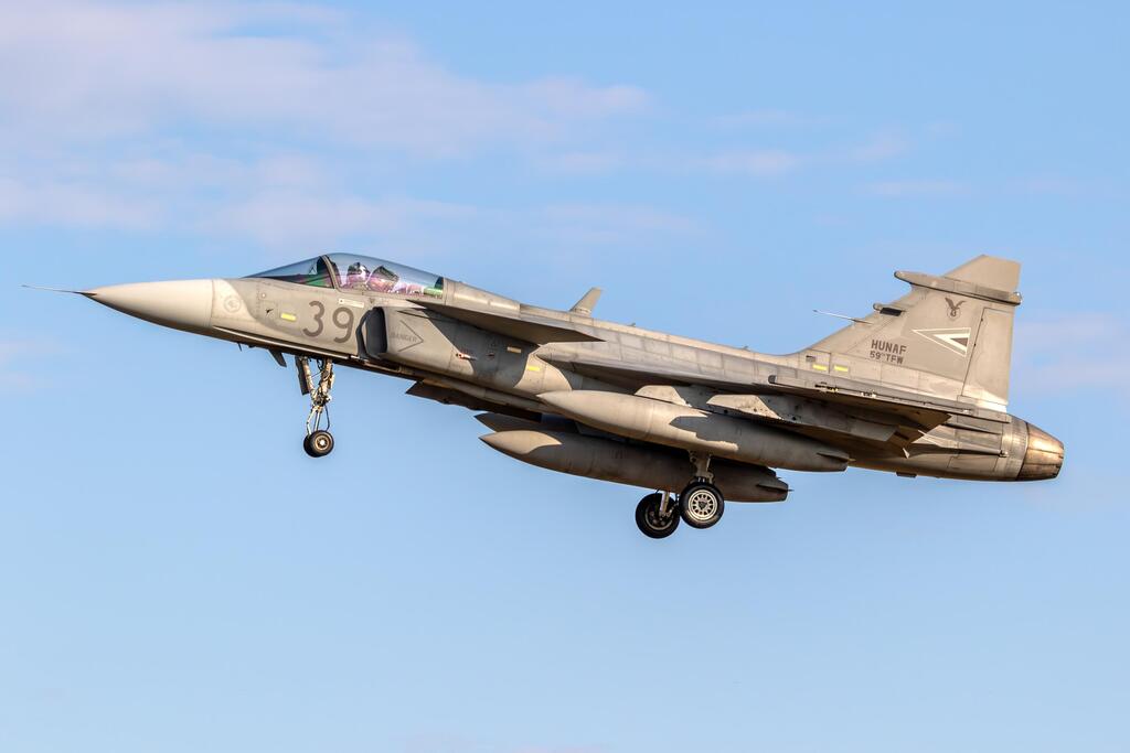 A Hungarian JAS-39 fighter jet (Photo: VanderWolf Images / shutterstock) מטוס קרב הונגרי JAS-39