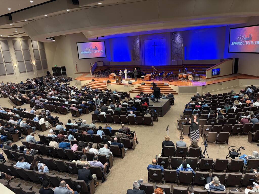 On the opening day of the exhibition, the main prayer hall is almost full, with around 2,500 people (Photo: Daniel Adelson) LA