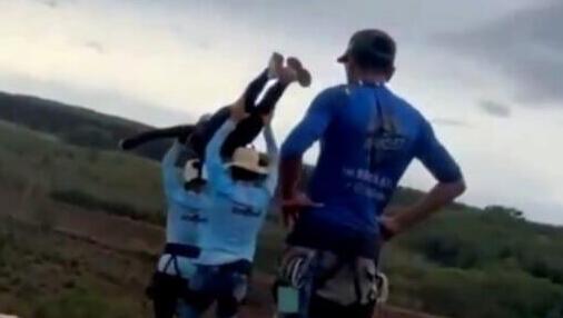 השליכו צעירה מגשר, וגילו שלא קשרו את חבל הבאנג'י