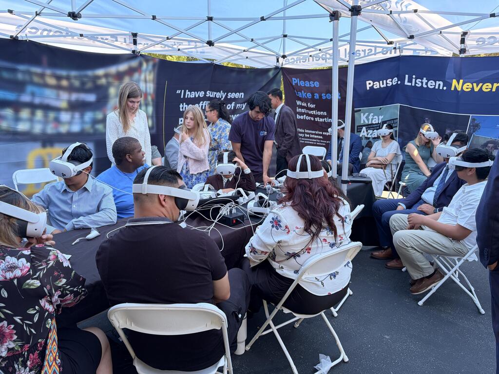 The VR station on October 7 is open only to visitors aged 15 and over (Photo: Daniel Adelson) LA