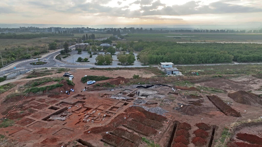 Israel Antiquities Authority excavations at the entrance to Binyamina (Photo: Shatil Emanuelov, Israel Antiquities Authority) חפירות רשות העתיקות בכניסה לבנימינה