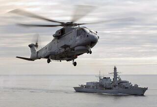 מסוק מרלין של בריטניה לצד פרידגה HMS Sutherland ארכיון  הצי המלכותי הבריטי 2007