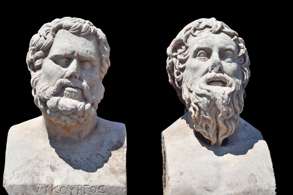Photo: Yuli Schwartz, Israel Antiquities Authority הפסלים הרומיים כנראה עמדו בראש עמודים שעיטרו מבנה