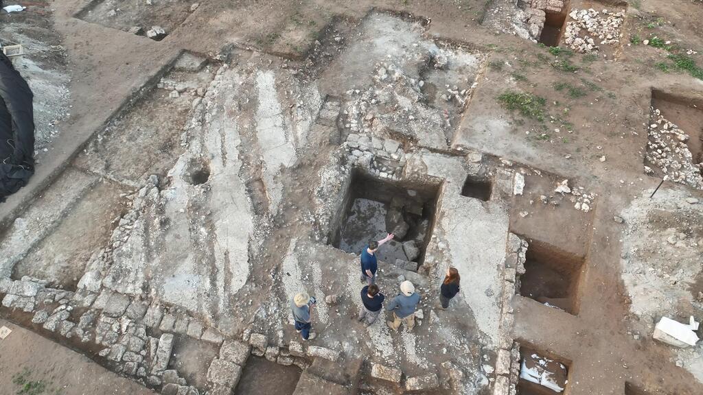 The area where the statues were discovered (Photo: Shatil Emanuelov, Israel Antiquities Authority) השטח שבו התגלו הפסלים