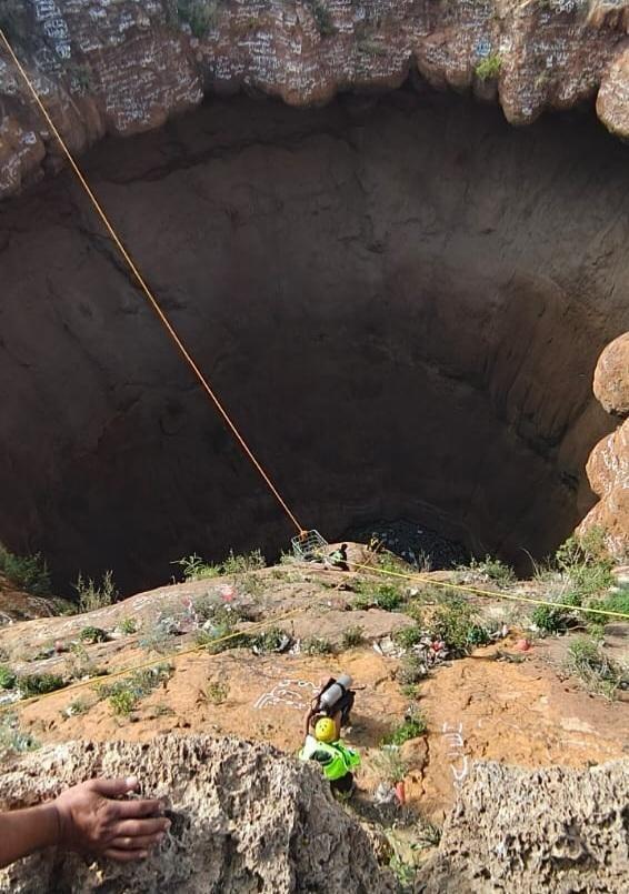 Members of Yemen's civil defense rescue unit descend into the crater of the Kharadat Damt volcano during efforts to recover the body of climber Al-Qaqaa bin Antar פעולות חילוץ גופתו של אל-קעקאע בן ענתר אל-עבסי מטפס ב תימן על מדרונות מכתש הר געש שנהרג