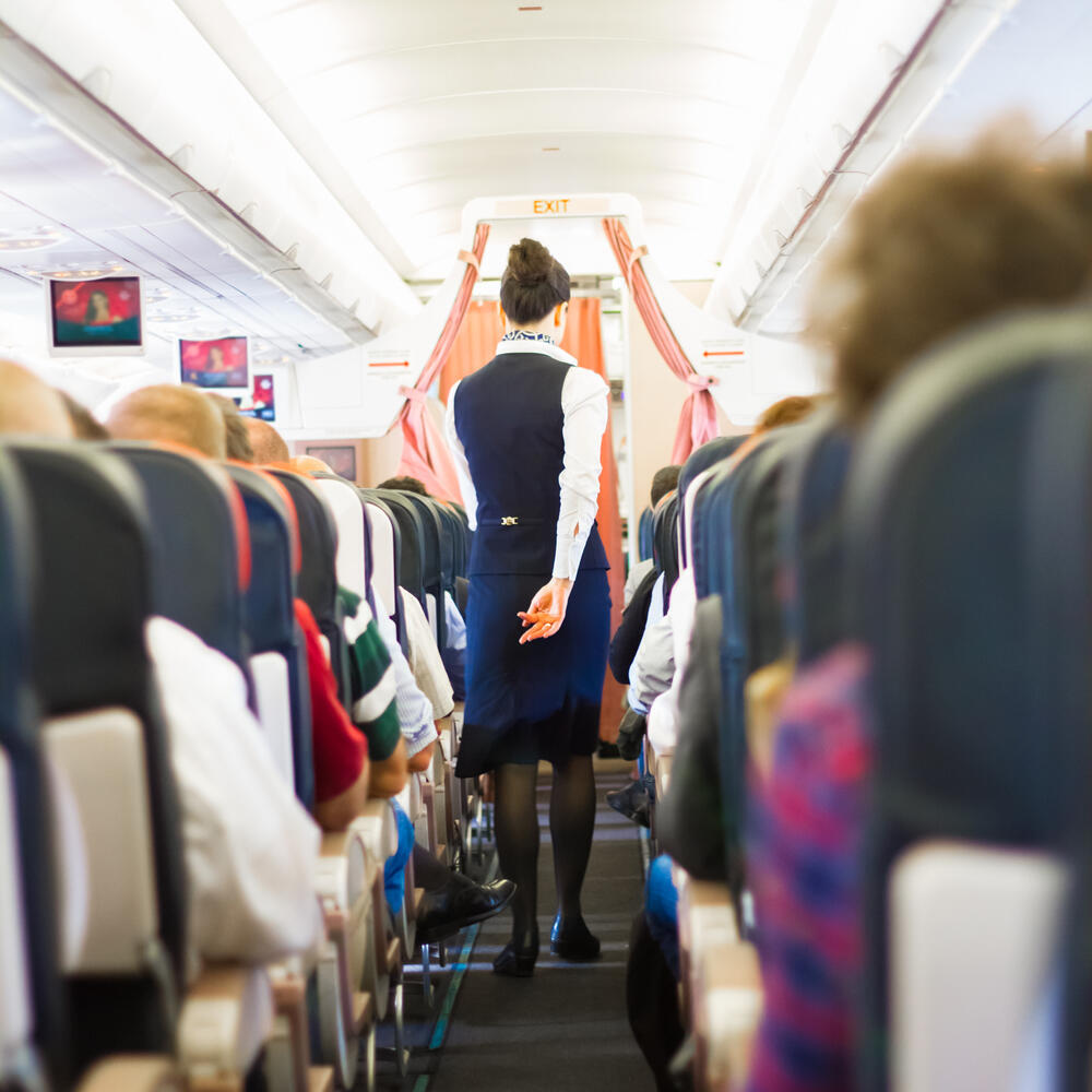 A flight attendant walks down the aircraft aisle. Illustration (Photo: Matej Kastelic / shutterstock) דיילת