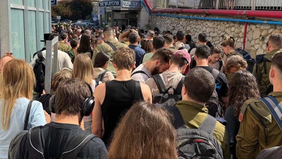 Unusual crowding at the station entrance and exit (Photo: Michael Solomon) העומסים ברכבת חוף הכרמל בחיפה