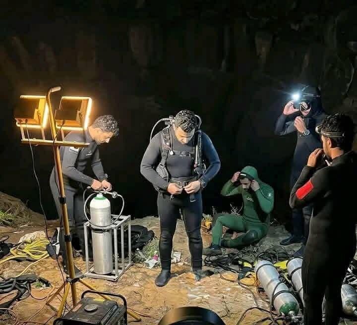 Rescue personnel work to recover the body of Al-Qaqa bin Antar from the crater of the Kharadat Damt volcano in southern Yemen פעולות חילוץ גופתו של אל-קעקאע בן ענתר אל-עבסי מטפס ב תימן על מדרונות מכתש הר געש שנהרג