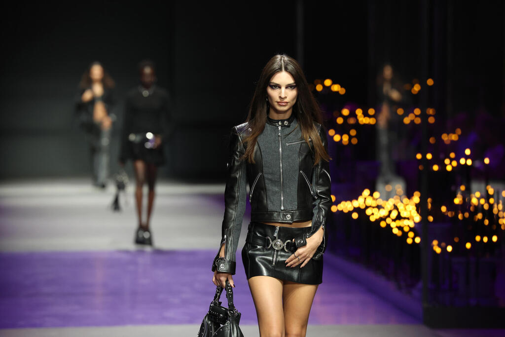 Emily Ratajkowski at Versace's spring-summer 2023 show (Photo: Vittorio Zunino Celotto/Getty Images) אמילי רטאייקאוסקי בתצוגת אביב-קיץ 2023 של ורסאצ'ה