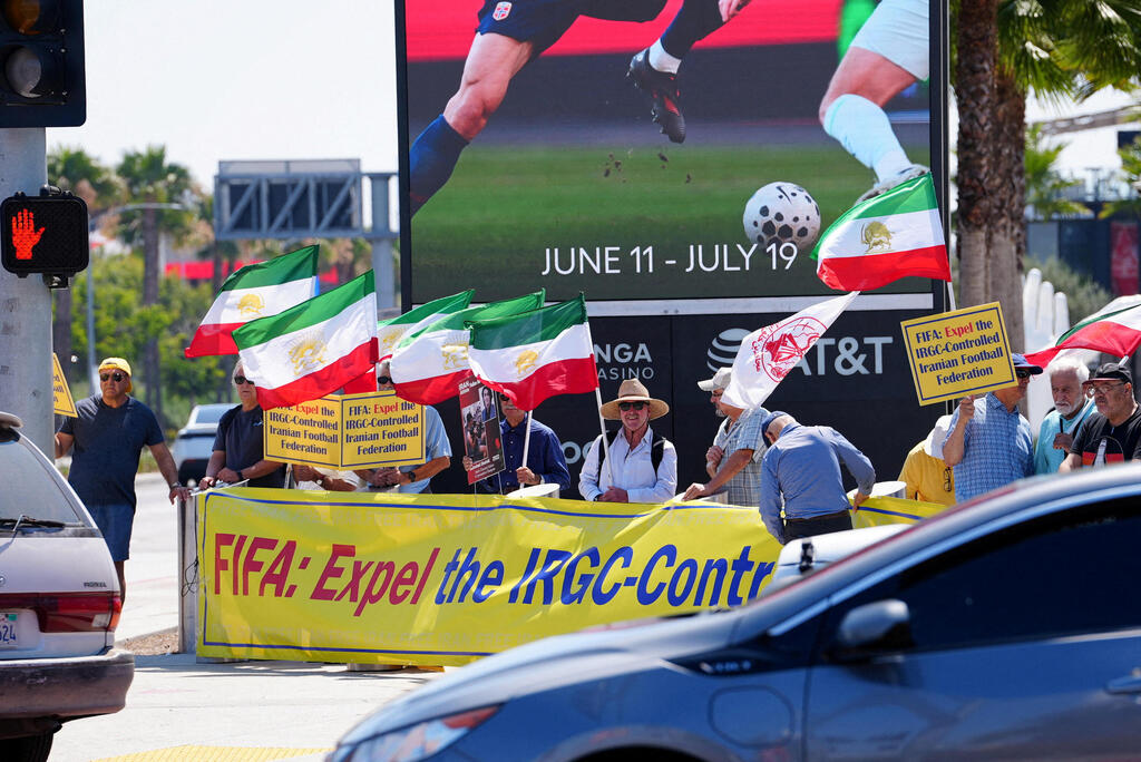 In California, they’re waiting for Iran, and ready to boo (Photo: REUTERS/Arafat Barbakh) הפגנה בקליפורניה נגד נבחרת איראן