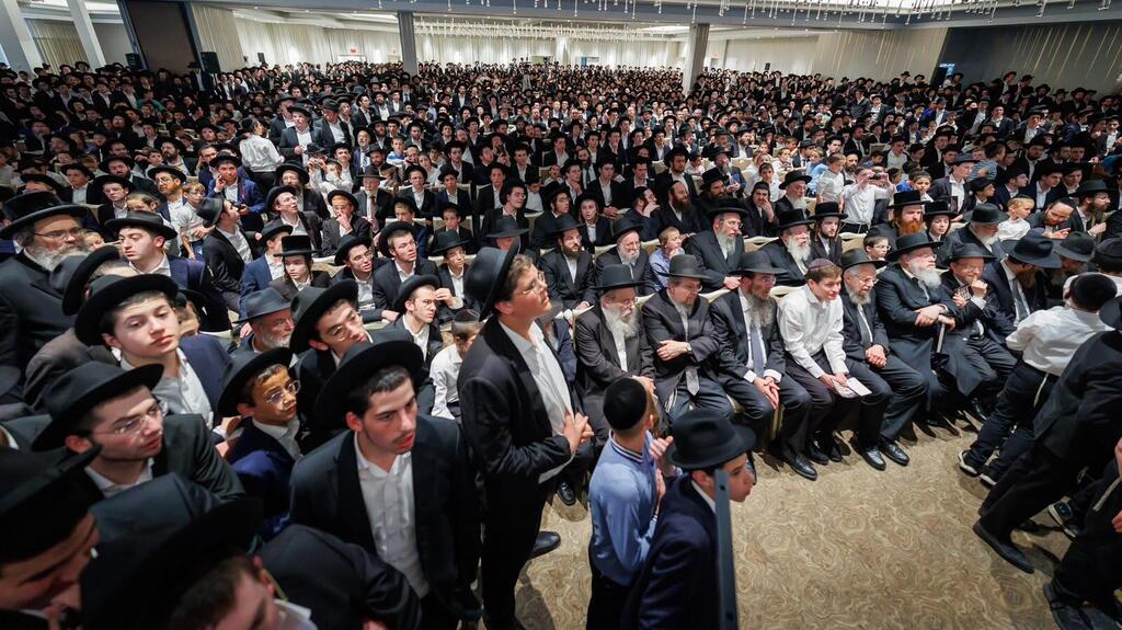 Crowd gathers in Monsey to hear Rabbi Dov Lando (Photo: Daniel Nafoosi) הקהל שהגיע לשמוע את הרב לנדו