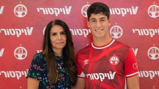 ניב יהושע לאחר חתימתו עם אלונה ברקת