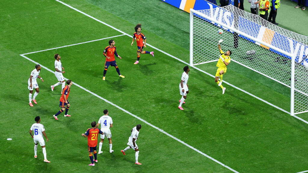 The match against Spain (Photo: REUTERS/Bernadett Szabo) ווזיניה נגד ספרד