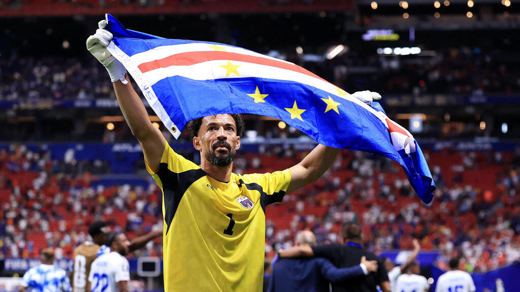 Vozinha (Photo: Buda Mendes / GETTY IMAGES NORTH AMERICA / AFP) ווזיניה עם דגל קייפ ורדה