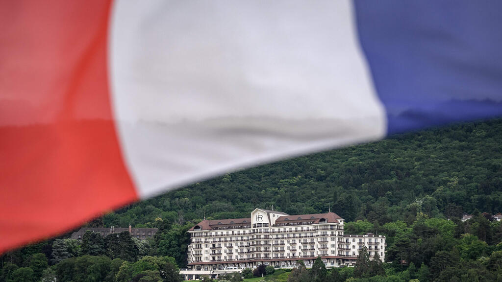 The hotel that will host the leaders at the summit. 5 stars, with ornamental pools and extensive gardens (Photo: Fabrice COFFRINI / AFP) מלון הוטל ריאל שבו נערכת פסגת G7 בעיירה אוויאן צרפת