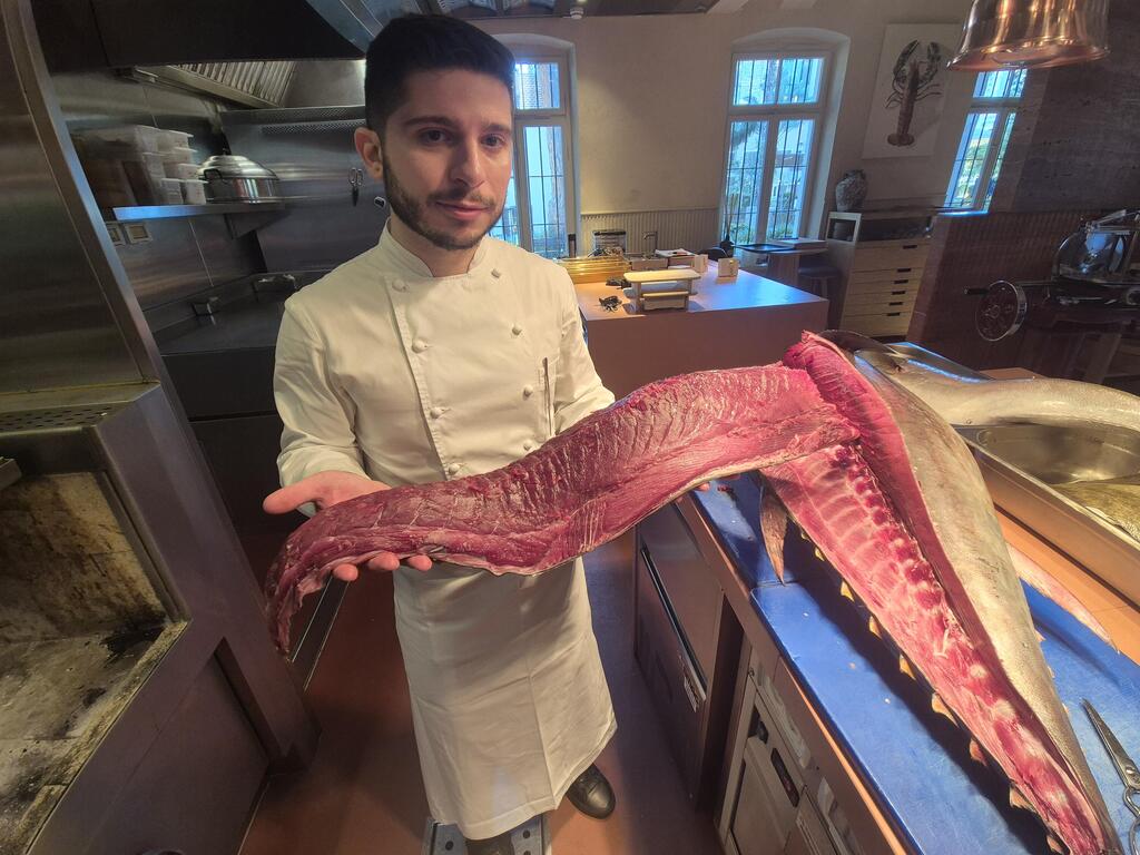 Chef Adi Ashkenazi with the tuna (Photo: Assaf Kamar) השף עדי אשכנזי עם הטונה