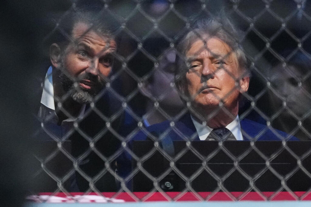 Трамп на UFC Freedom 250 (Фото: AP Photo/Alex Brandon, Pool) נשיא ארה"ב טראמפ עם בנו דונלד ג'וניור אירוע UFC ב הבית הלבן