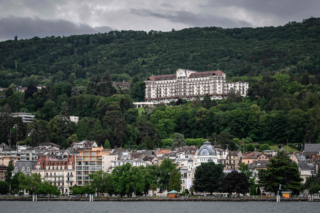 The three-day summit is being held in the picturesque lakeside resort town of Évian-les-Bains on the shores of Lake Geneva (Photo: Fabrice COFFRINI / AFP) מלון הוטל ריאל שבו נערכת פסגת G7 בעיירה אוויאן צרפת