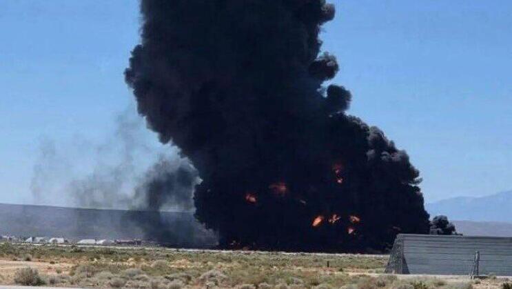 На месте падения бомбардировщика B-52 מטוס b52 התרסק בארה"ב, קליפורניה בבסיס חיל האוויר אדוארדס