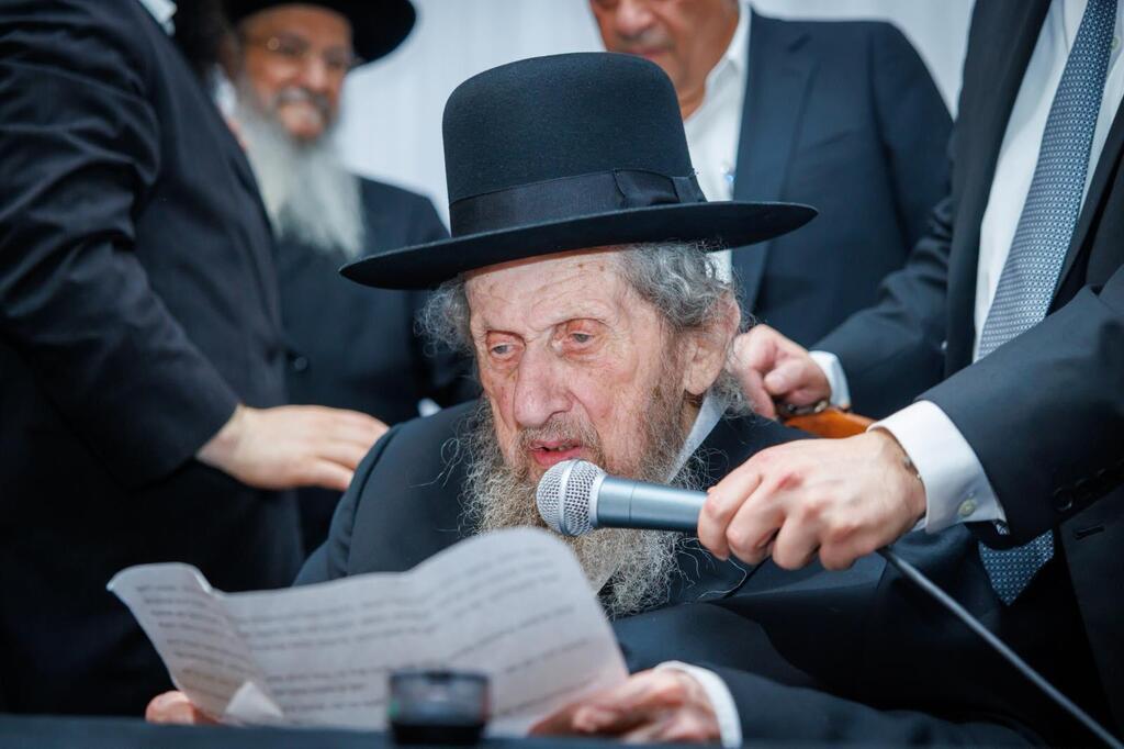 Rabbi Dov Lando (Photo: Daniel Nafusi) הרב לנדו בנאומו במונסי