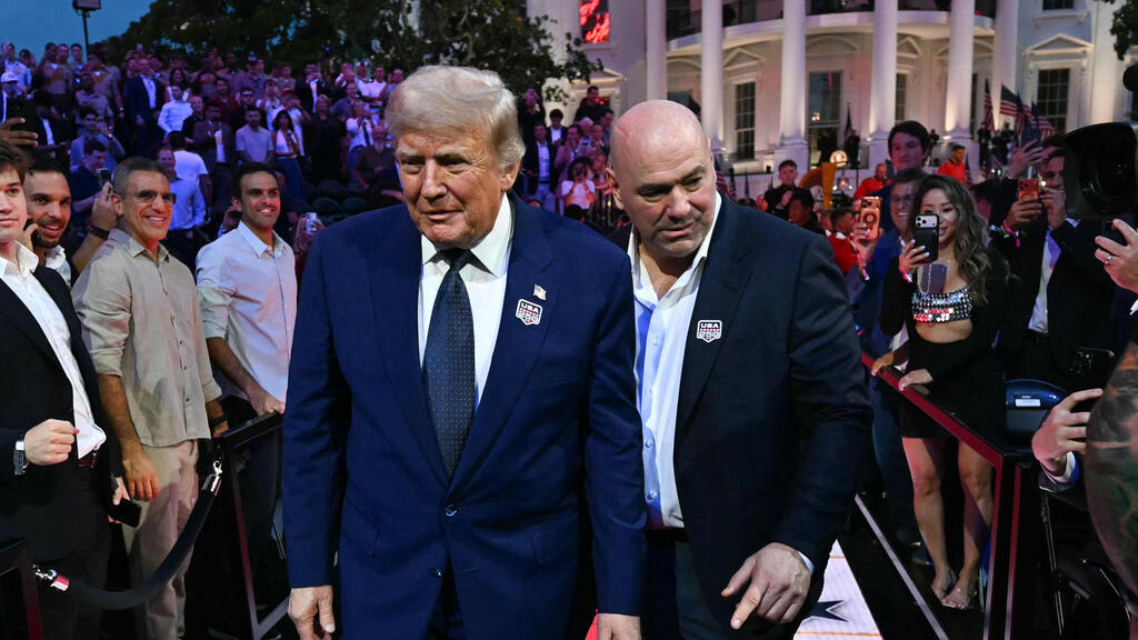 President Donald Trump walks alongside UFC CEO Dana White at the White House UFC event (Photo: Karyn NISHIMURA/ AFP) אירוע UFC ב הבית הלבן בהשתתפות נשיא ארה"ב טראמפ שצועד לצד מנכ"ל UFC דיינה ווייט
