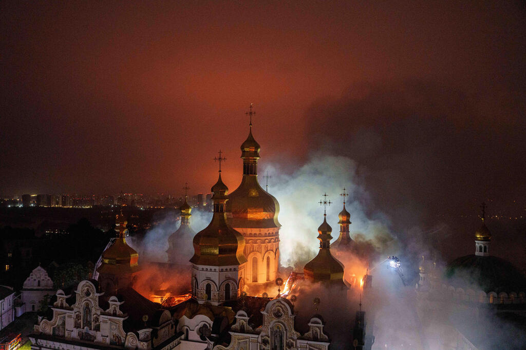 Photo: AP Photo/Evgeniy Maloletka לאוורת קייב-פצ'רסק המוכר גם כ " מנזר המערות " מתחם של כנסיות ומנזרים ב קייב אוקראינה שנפגע ב מתקפה של רוסיה