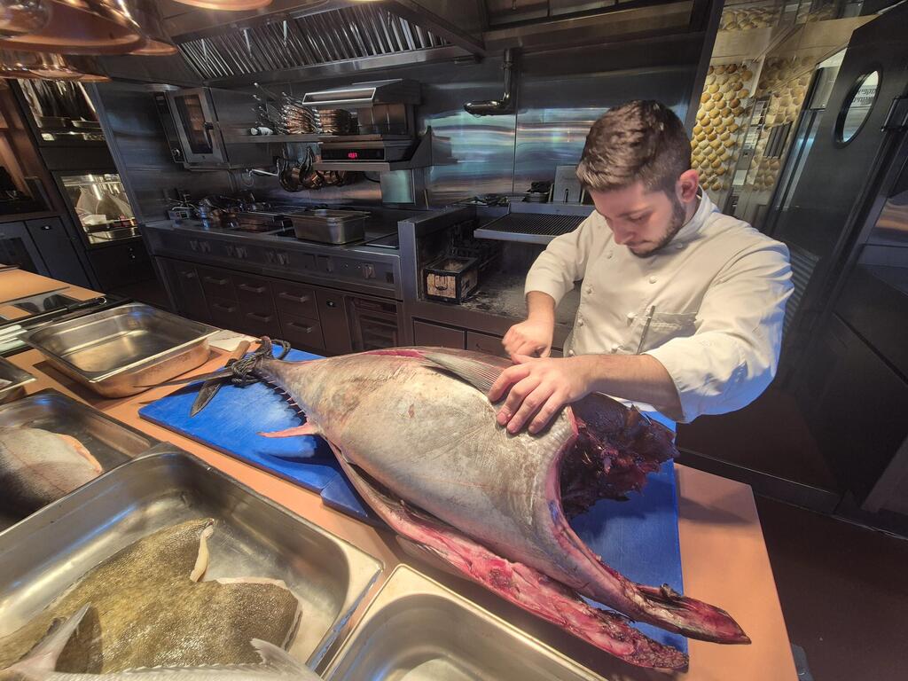 Chef Adi Ashkenazi at work (Photo: Assaf Kamar) השף עדי אשכנזי בפעולה