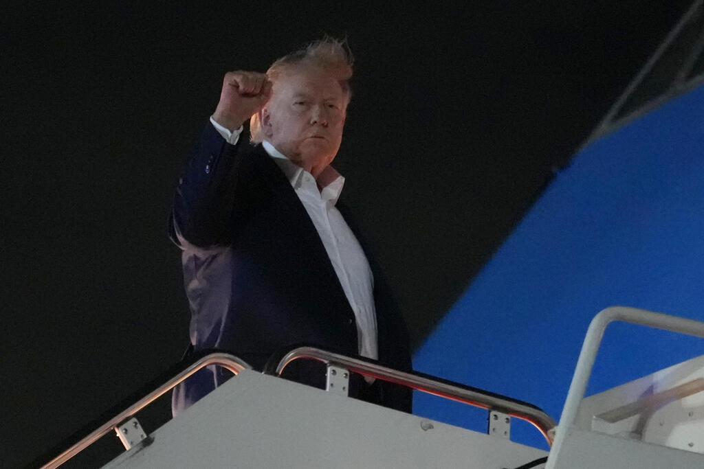 Trump flies to France this morning (Photo: AP Photo/Julia Demaree Nikhinson) נשיא ארה"ב טראמפ ממריא ל פסגת G7 צרפת