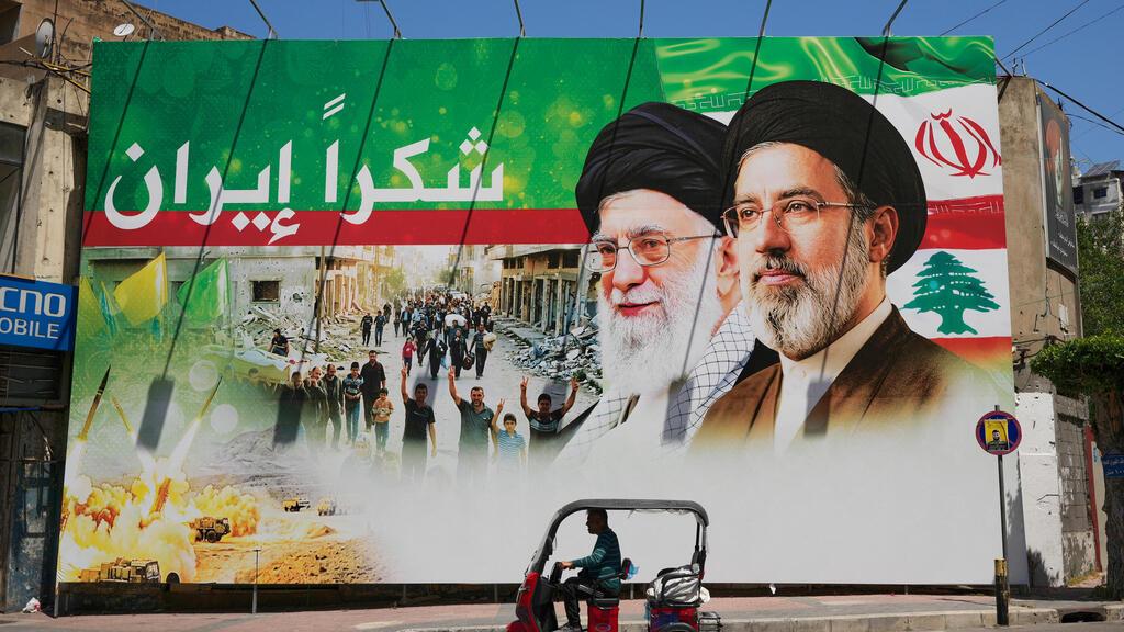 Thank-you signs for Iran in Beirut (Photo: AP Photo/Hussein Malla) שלט תודה לאיראן בביירות