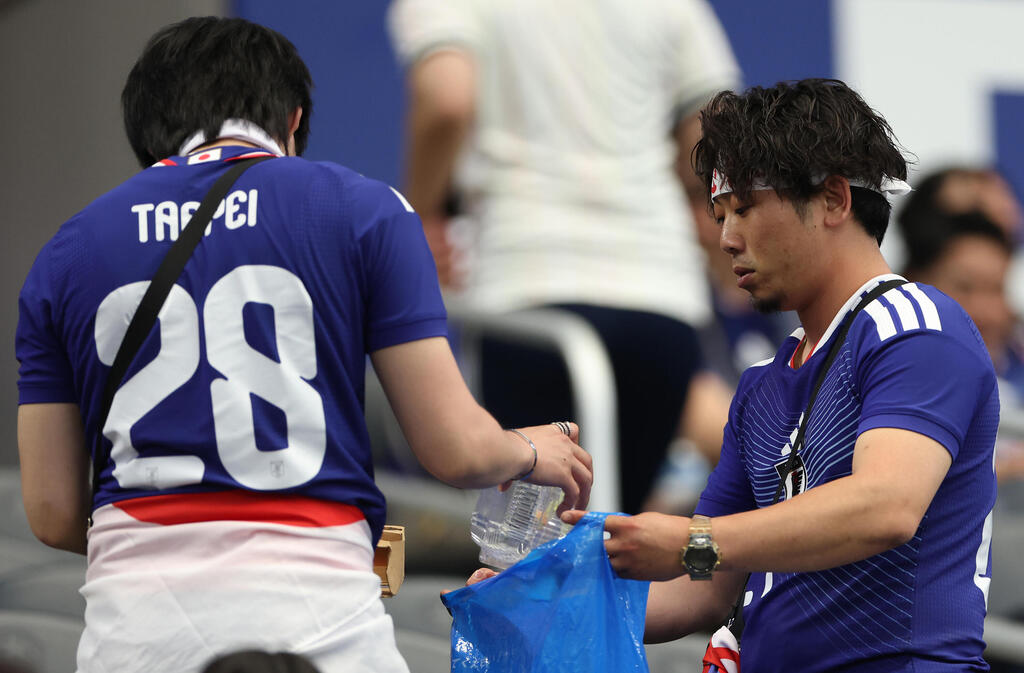 Japam team fans clean stands after World Cup match (Photo: Charlotte Wilson/Getty Images) אוהדי נבחרת יפן