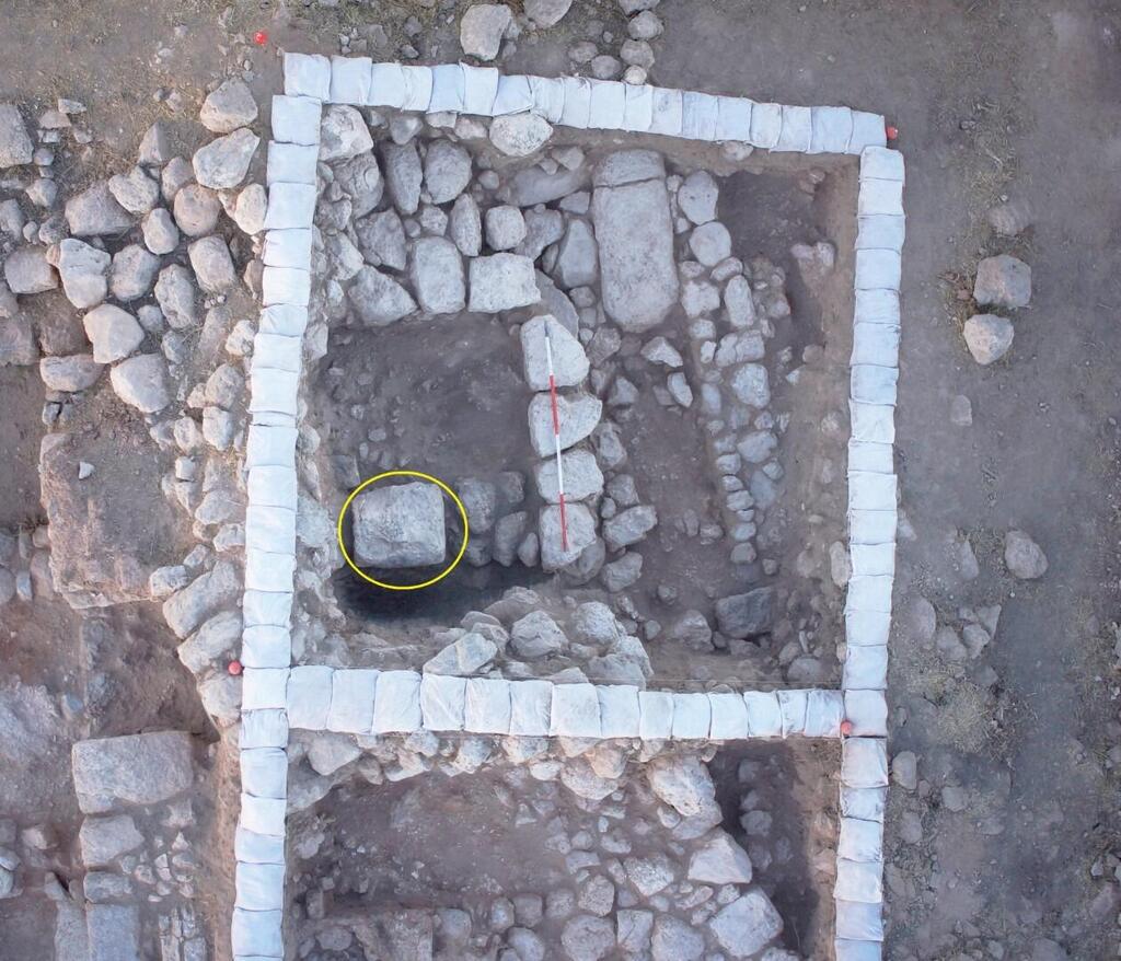 Aerial view of the largest room in the 'governor’s house' (Building 101), with the stone monument circled (Photo: Sky View) מבט אווירי על החדר הגדול ביותר ב"בית המושל" (בניין 101), ובו מצב האבן שמסומנת בעיגול