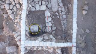 מבט אווירי על החדר הגדול ביותר ב"בית המושל" (בניין 101), ובו מצב האבן שמסומנת בעיגול