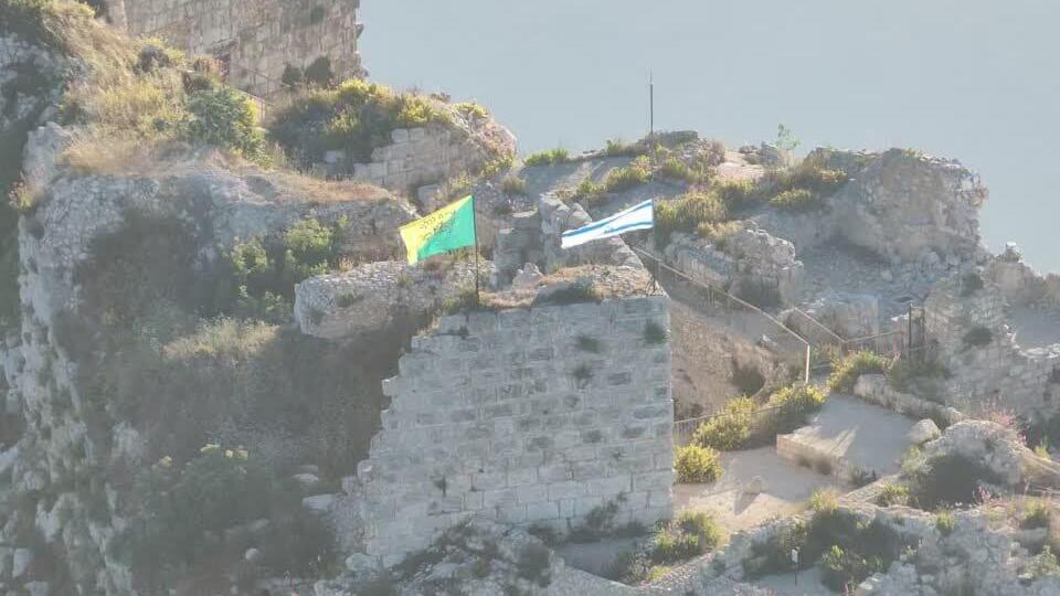The Golani reconnaissance battalion flag and Israeli flag fly over Beaufort (Photo: IDF) דגל סיירת גולני ודגל ישראל מתנוססים על הבופור