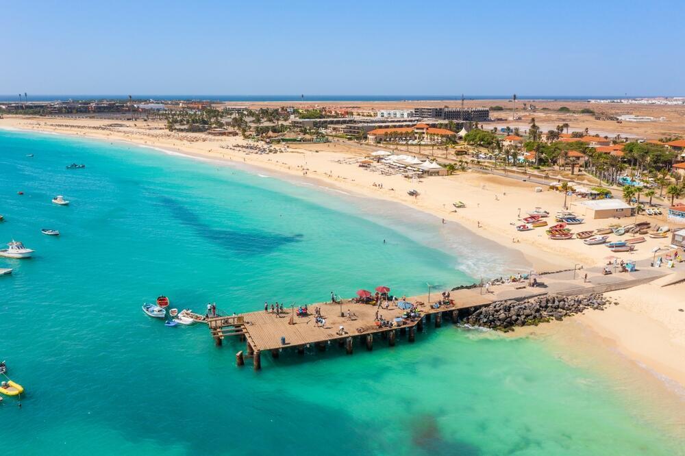 Pier and boats in the turquoise waters of Santa Maria, on Sal Island in Cape Verde (Photo: Sopotnicki / shutterstock) מזח וסירות במי הטורקיז של העיר סנטה מריה, באי סאל שבכף ורדה