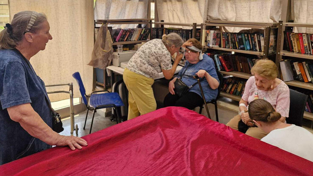 Доктор Мерав Габай проверяет желающим зрение